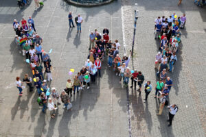 "W" Aktion auf dem Löwen-Markt von "WEIL für Demokratie und Zusammenhalt", Foto GOEDE