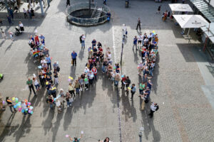 "W" Aktion auf dem Löwen-Markt von "WEIL für Demokratie und Zusammenhalt", Foto GOEDE