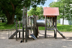 der Spielplatz hinter der Lindenbachhalle im Juni 2024: er ist derzeit in einem guten Zustand.