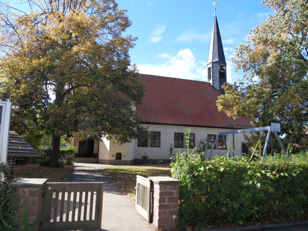 Wolfbuschkirche mit Kindergarten. Foto: Sandra Keila