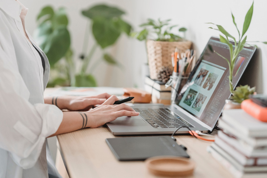 © https://www.pexels.com/de-de/foto/frau-laptop-internet-fotograf-7014337/