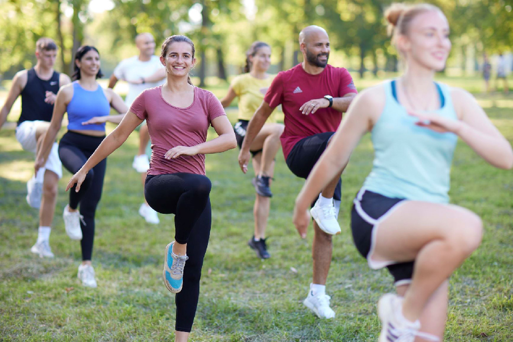 Bildnachweis: Über 90 Bewegungsangebote gibt es in diesem Sommer bei Sport im Park. Foto: Jürgen Altmann, Rechte: LHS.