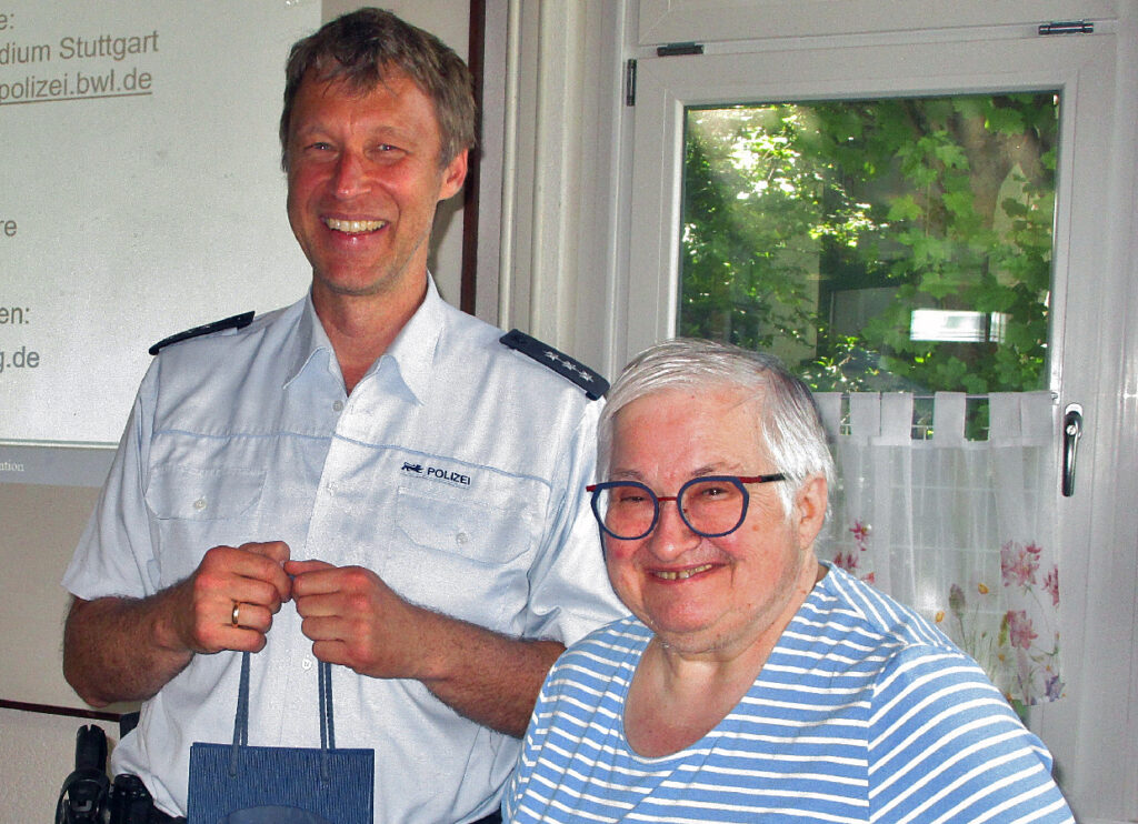 Foto (Heisig): Polizeihauptkommissar Thomas Schembera gab Tipps und Informatio-nen zu Gefahren durch Kriminalität im Alltag. Rechts Obfrau Waltraud Illner.