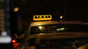 Nachttaxi © https://unsplash.com/de/fotos/gelbes-taxi-auf-der-strasse-wahrend-der-nachtzeit-re726QcSzzQ