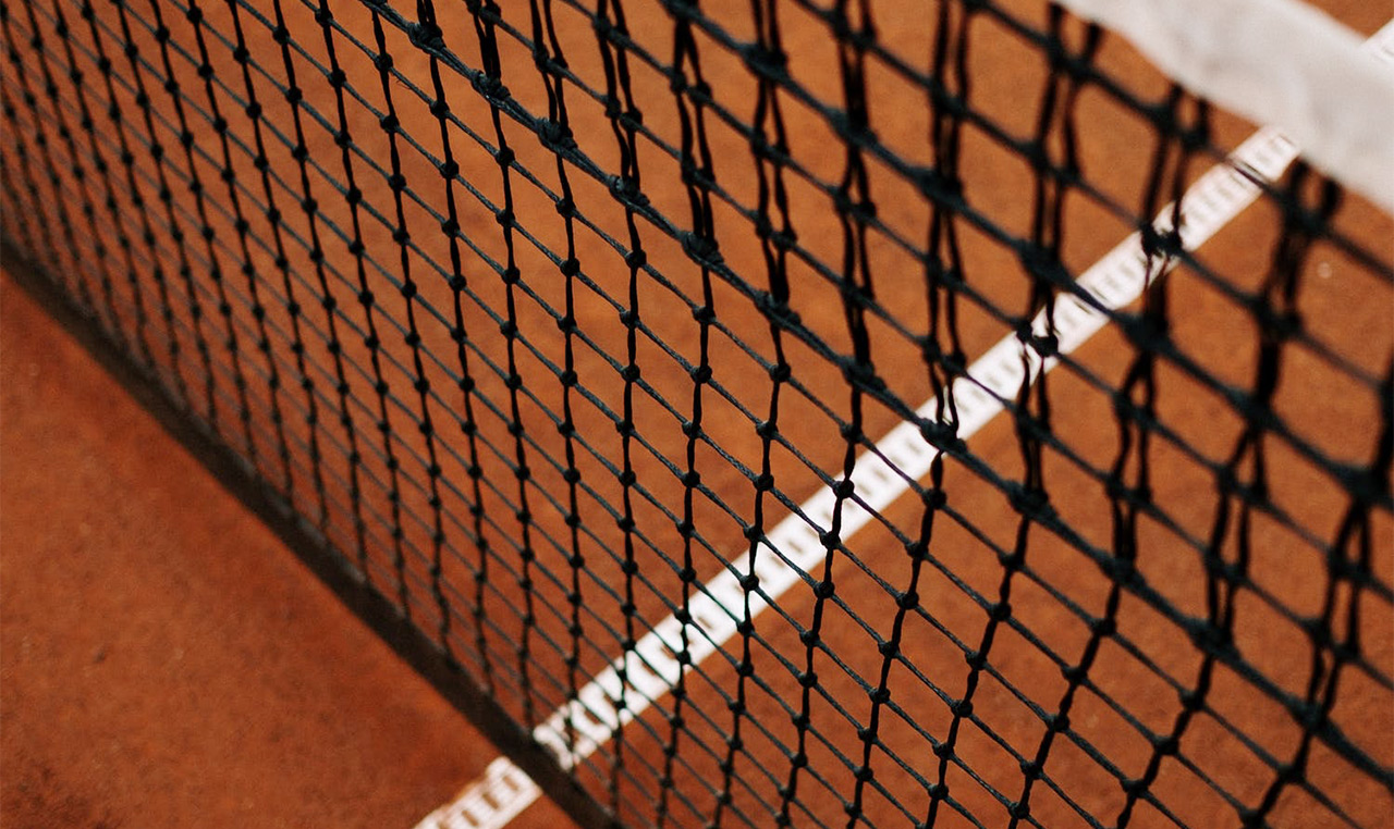 Tennis - © https://www.pexels.com/de-de/foto/dunkel-muster-textur-sport-5741300/